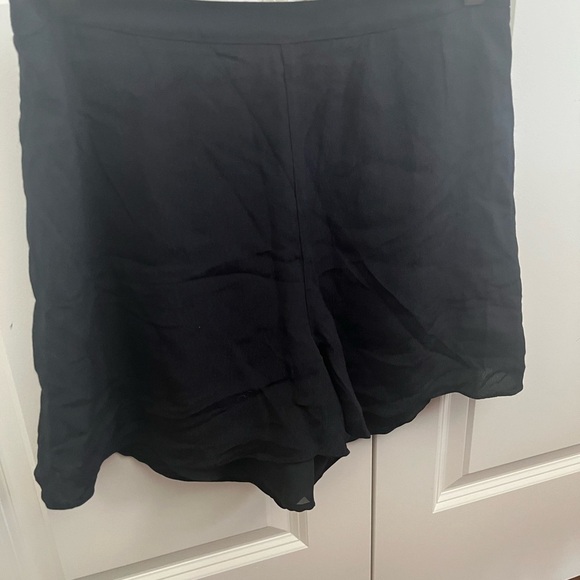 Aritzia Wilfred Emelyn black Crepe High Waisted Rise Flat Front Shorts 62717 s10 - Picture 4 of 10